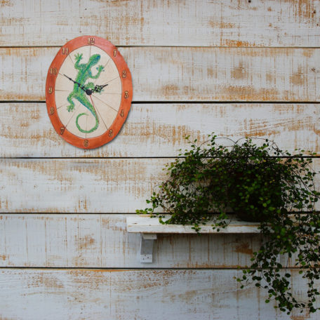 Horloge gécko sur un mur bois