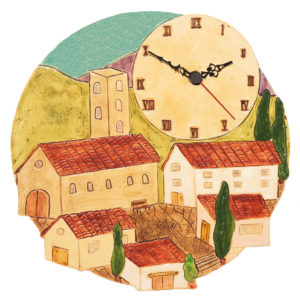 horloge rustique avec village méridional