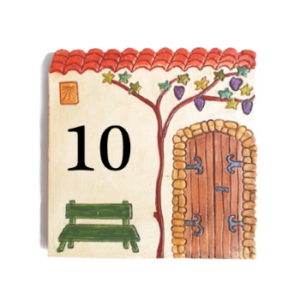 Plaque de numéro de maison décorative avec vieille porte et banc vert