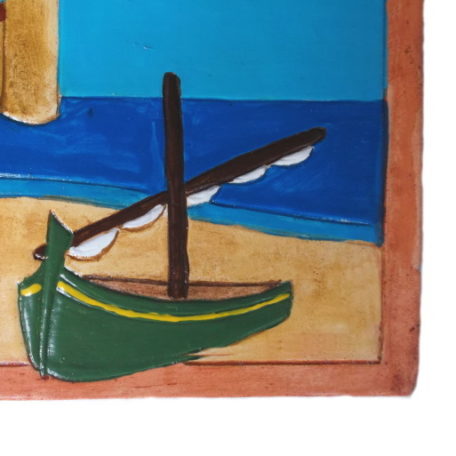 Plaque de numéro de maison avec paysage marin et barque verte, détails