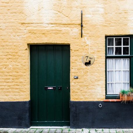 Numéro de maison avec un chat noir