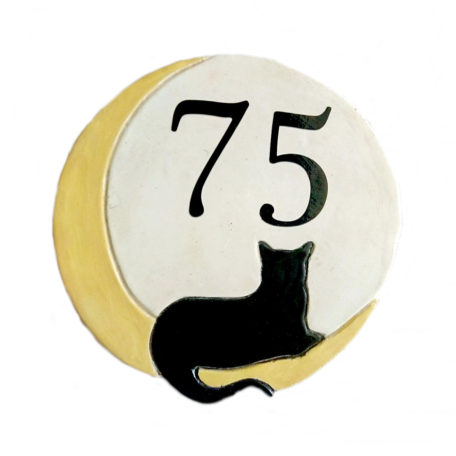 Numéro de maison avec chat noir sur lune jaune