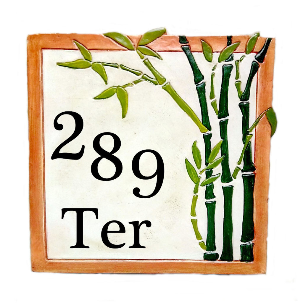 Un numéro de maison zen bambou personnalisable bordure terre cuite