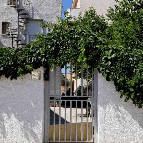 Numéro maison zen bambou sur une façade ensoleillée