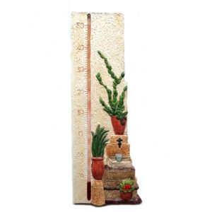 Grand thermomètre de jardin avec ses plantes en pot adossées à un mur de vieilles pierres