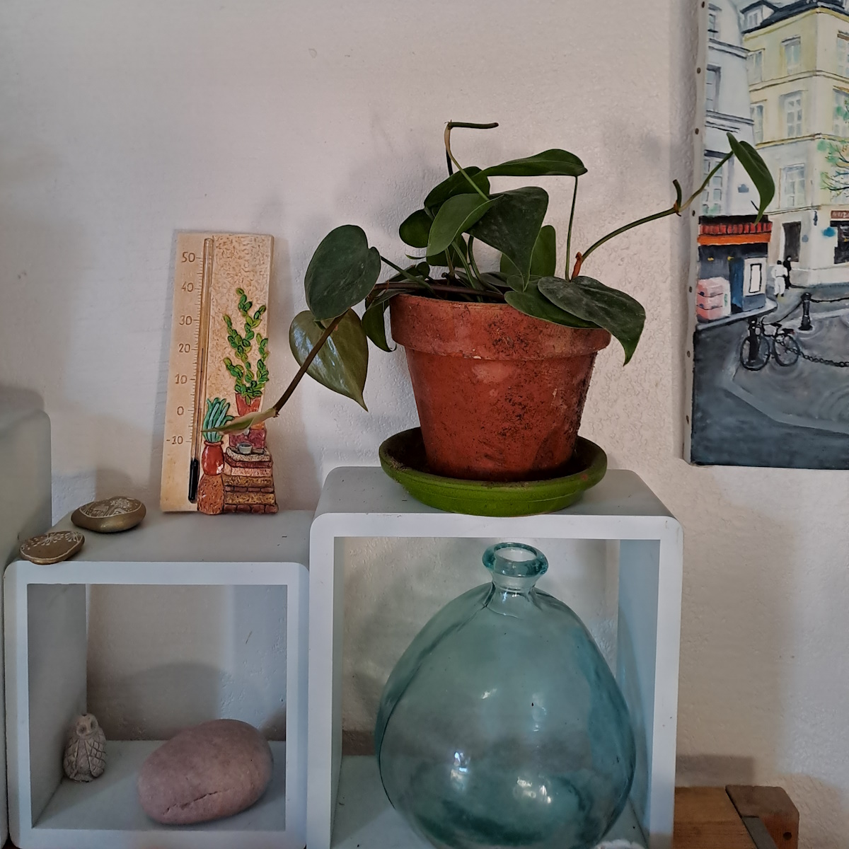 une mise en situation du thermomètre décoratif méditerranée sur une étagère une mise en situation du thermomètre décoratif méditerranée sur une étagère