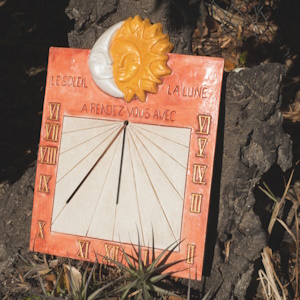 cadran solaire soleil et lune avec gnomon en situation,