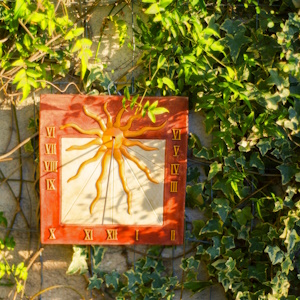 Cadran solaire sur un mur en situation