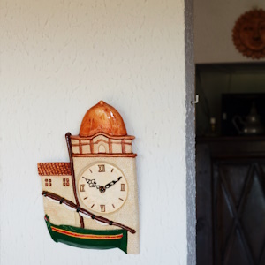 Horloge barque catalane sur un mur