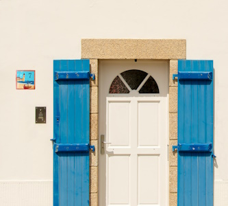 Numéro de maison paysage marin sur façade maison