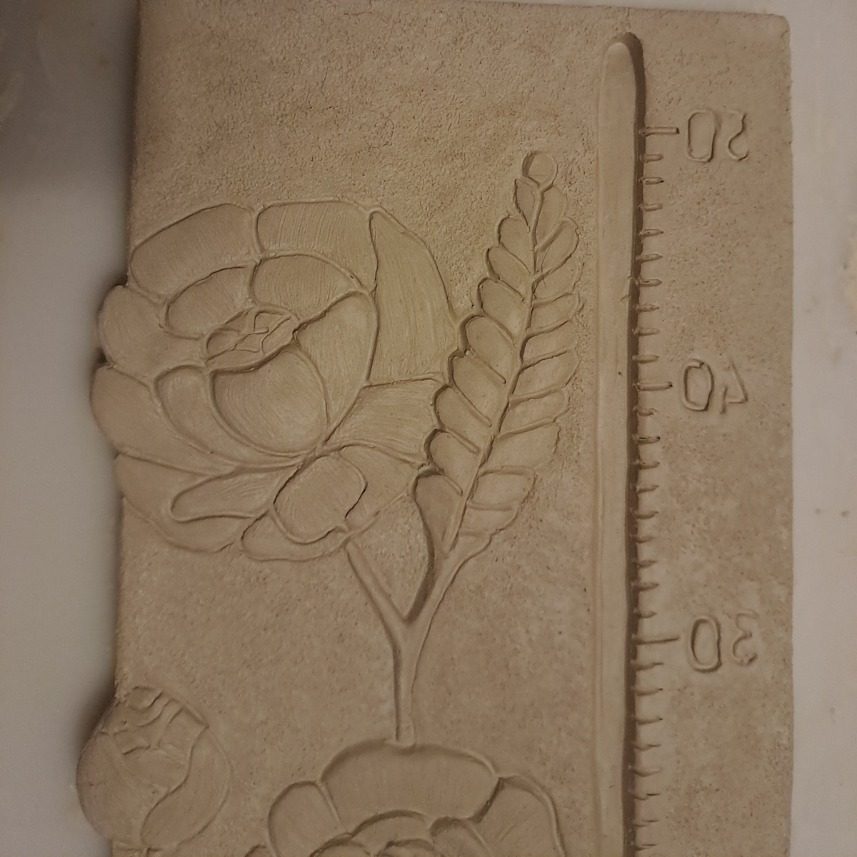 Grand thermomètre extérieur pivoine: détail des fleurs sur modelage