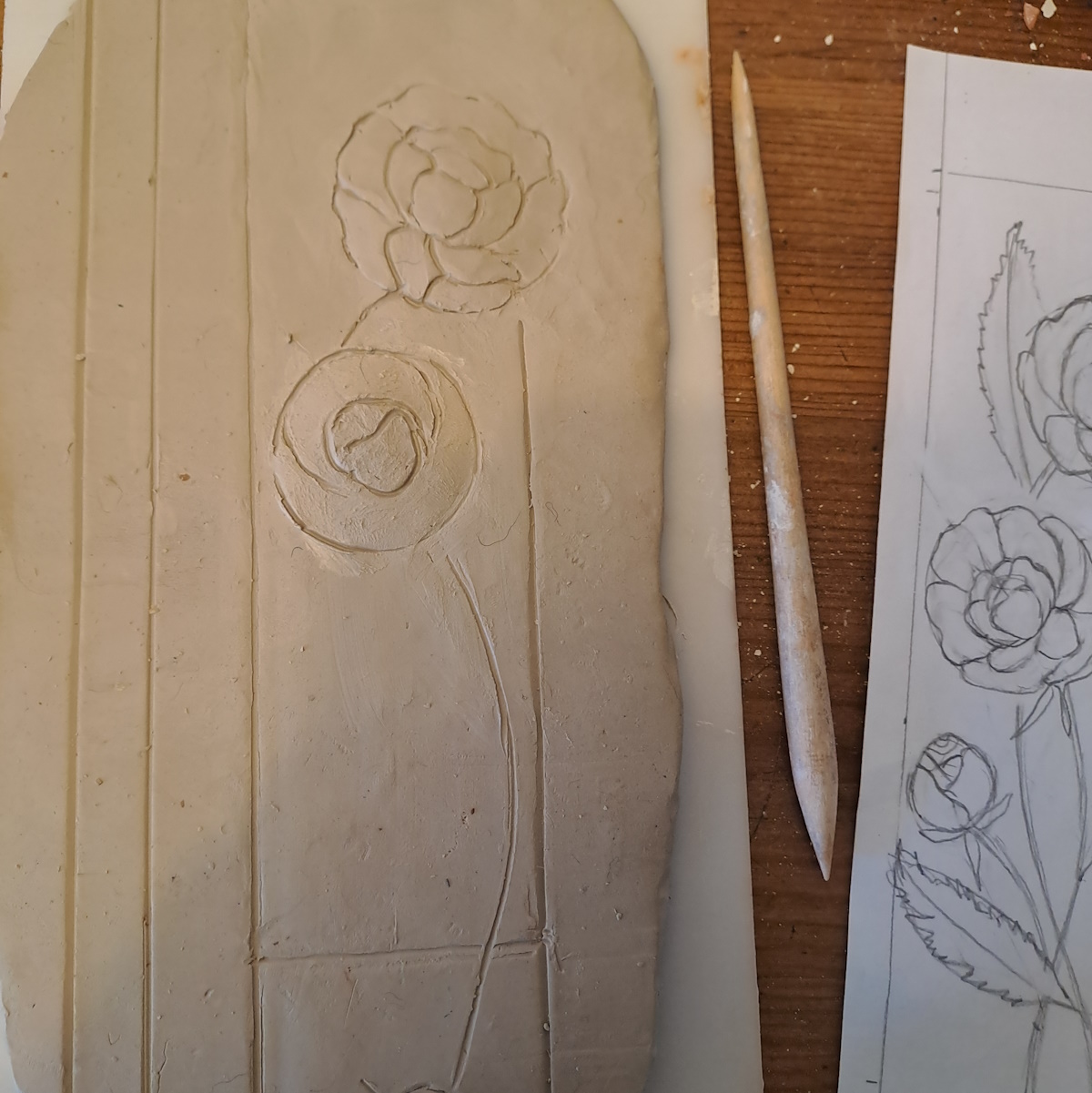 Grand thermomètre extérieur pivoine: l' ébauche du modelage