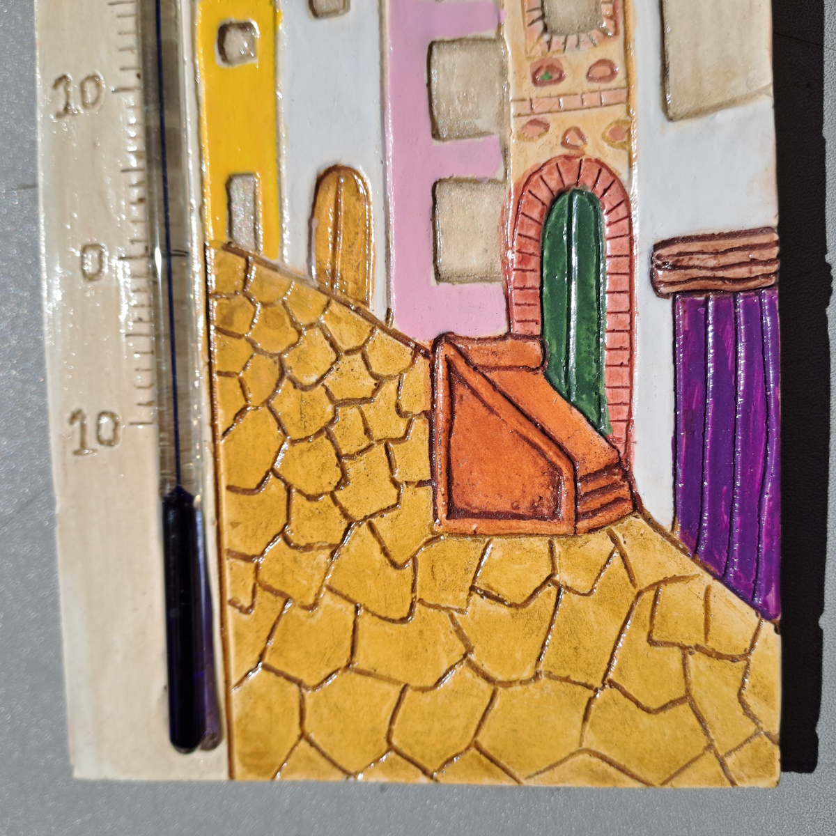 Thermomètre de jardin Collioure: gros plan sur les détails du motif
